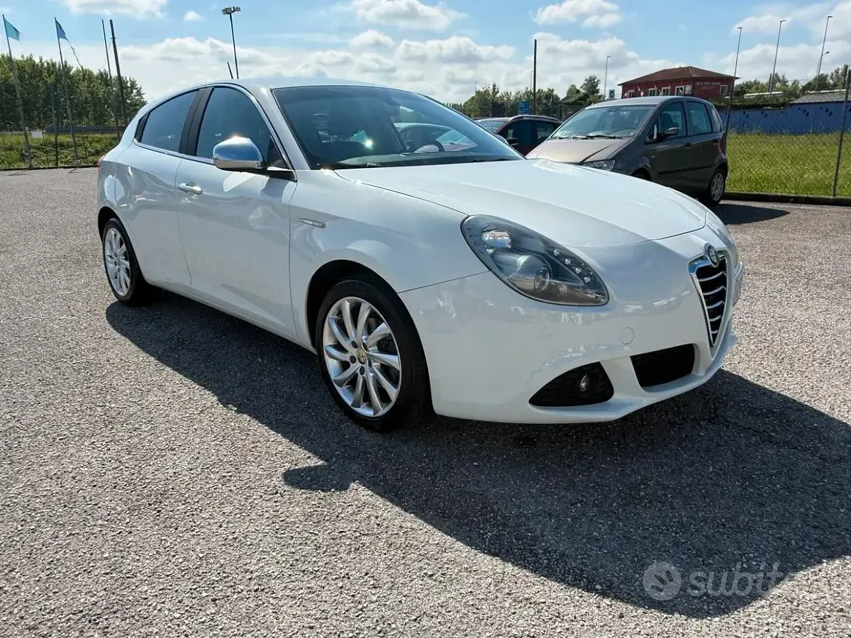 Second-hand Alfa Romeo Giulietta Progression 105 CP (77 kW) 2013 Alb Hatchback