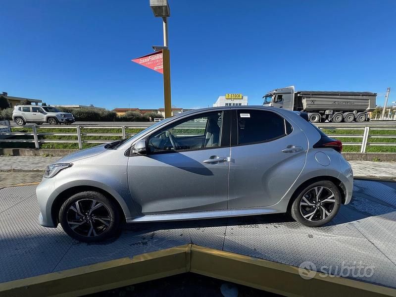 Nuova Toyota Yaris Hybrid Trend 115 CV (84 kW) 2025 Grigio Berlina