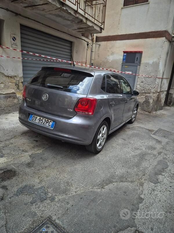 Grigio Usata 2009 VW Polo Tre volumi | 5200 € - Immagine 1/4