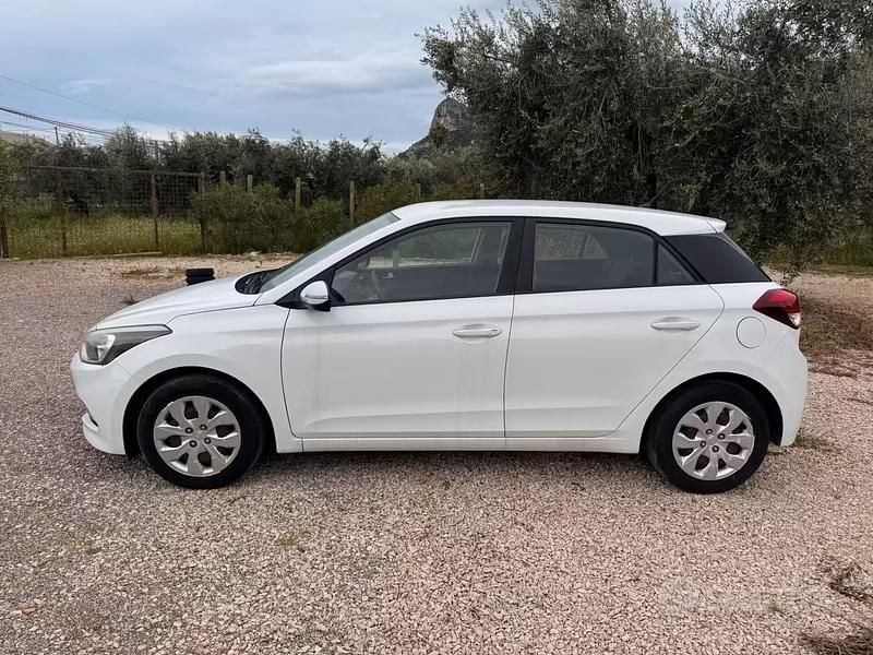 Usata Hyundai i20 GO! 74 CV (54 kW) 2016 Bianco Berlina