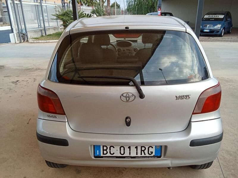 Usata Toyota Yaris Sol 68 CV (50 kW) 1999 Grigio Berlina