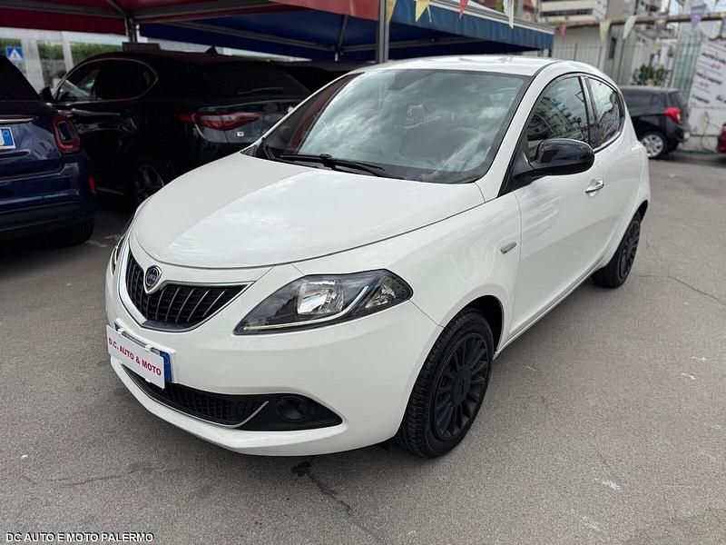 Usata Lancia Ypsilon Silver 69 CV (50 kW) 2022 Bianco Utilitaria