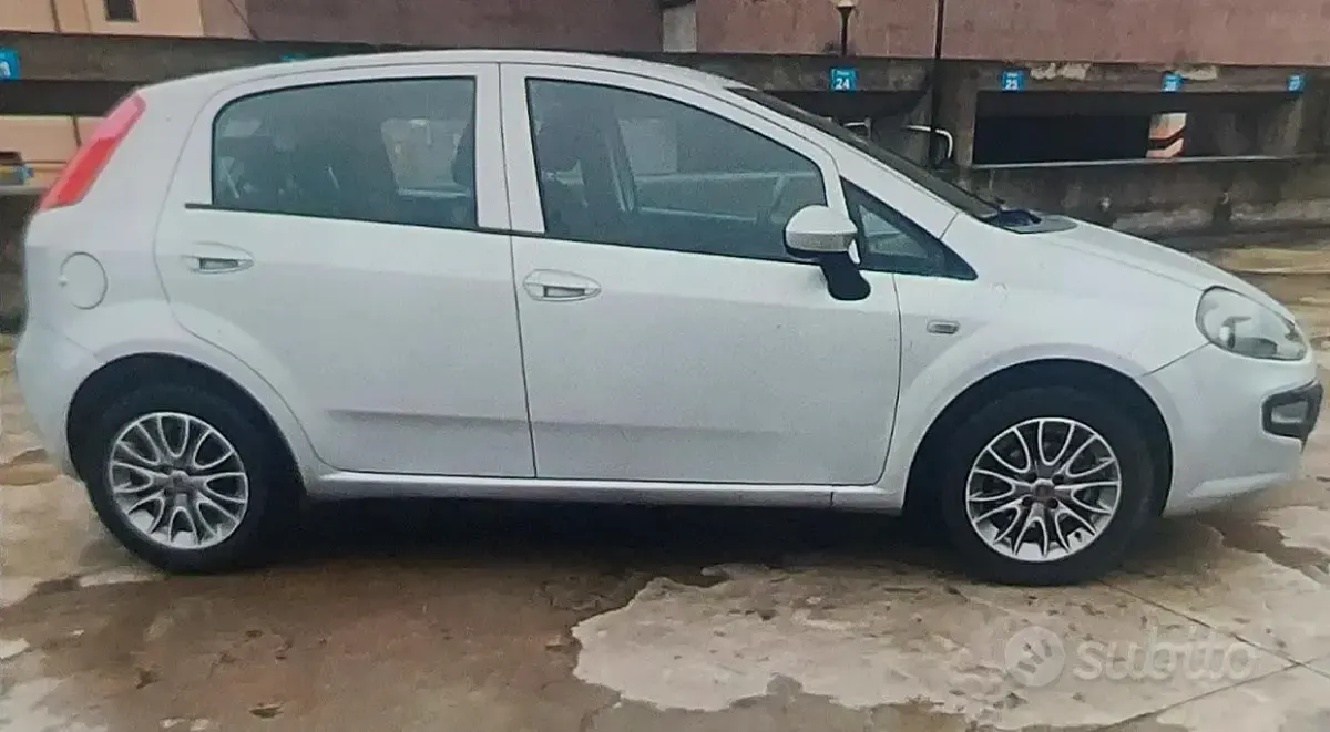 Usata Fiat Punto Lounge 77 CV (56 kW) 2017 Grigio Utilitaria