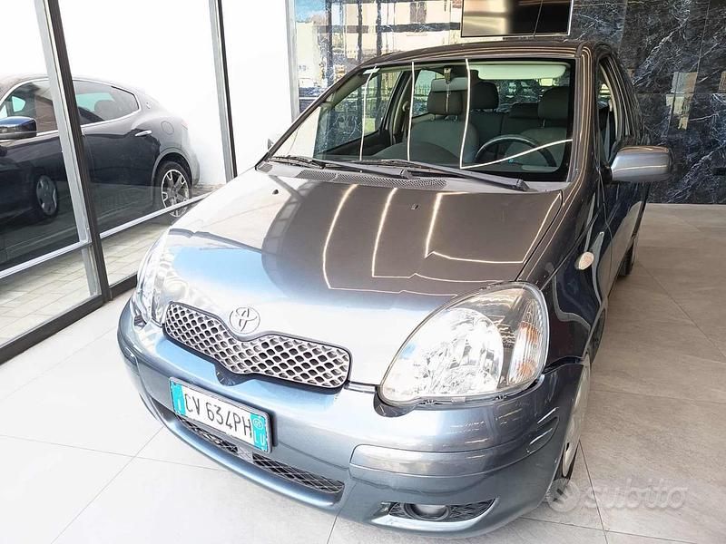 Usata Toyota Yaris 65 CV (47 kW) 2004 Grigio scuro Utilitaria