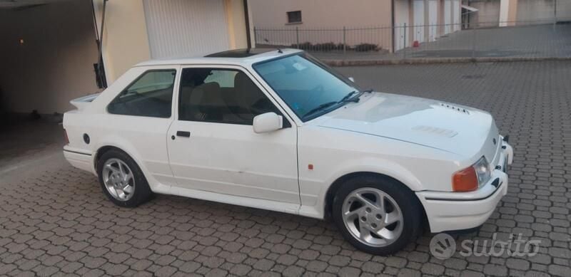 Usata Ford Escort 129 CV (94 kW) 1989 Bianco Berlina