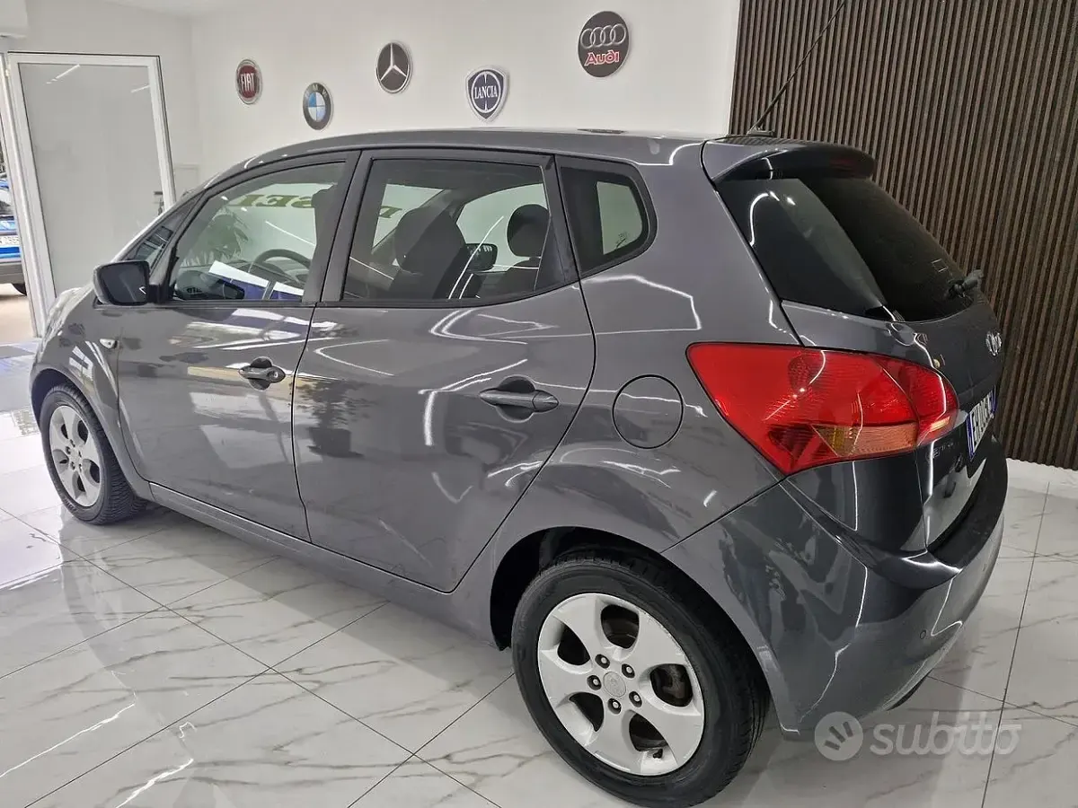 Usata Kia Venga 90 CV (66 kW) 2011 Grigio Utilitaria