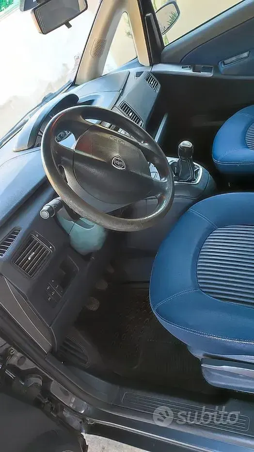 Usata Lancia Musa 90 CV (66 kW) 2012 Grigio Monovolume