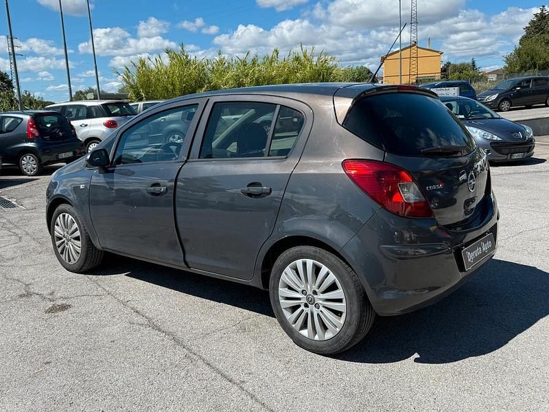 Usata Opel Corsa Edition 74 CV (54 kW) 2014 Grigio Berlina