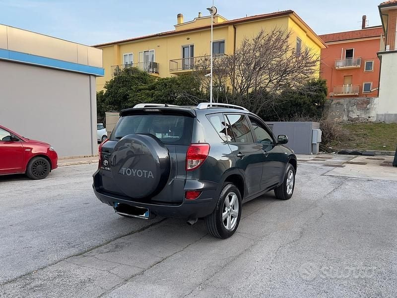 Usata Toyota RAV4 136 CV (100 kW) 2007 Grigio SUV