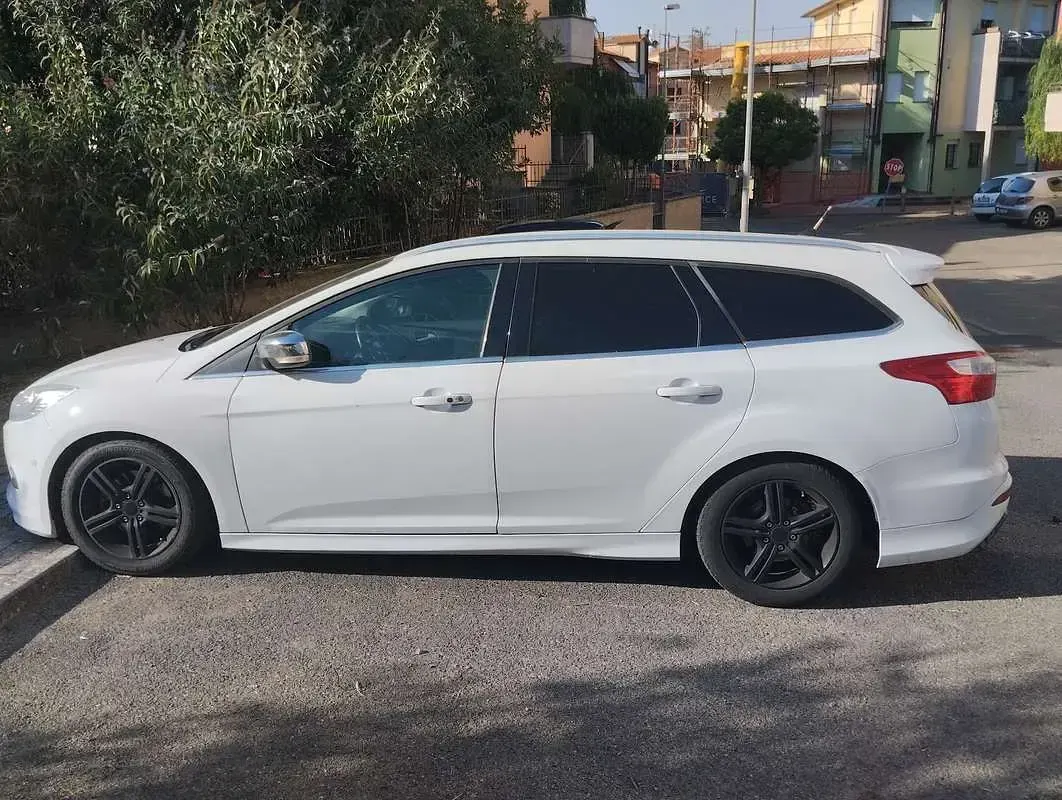 Usata Ford Focus Individual 163 CV (119 kW) 2013 Bianco Station wagon