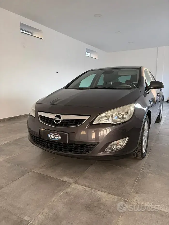 Usata Opel Astra Cosmo 110 CV (80 kW) 2011 Grigio Berlina