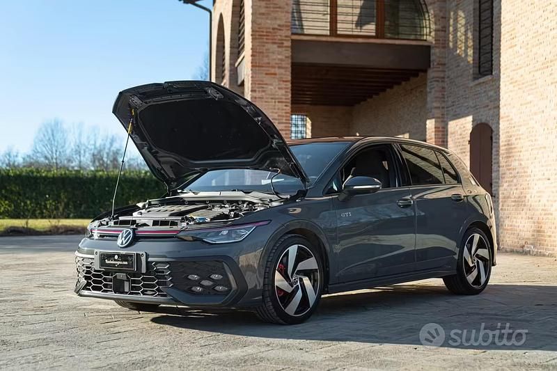 Usata VW Golf VIII GTI 265 CV (194 kW) 2025 Grigio Berlina