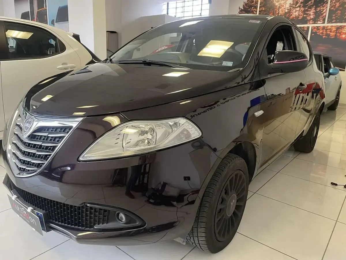 Usata Lancia Ypsilon 80 CV (58 kW) 2013 Purple aurora Utilitaria