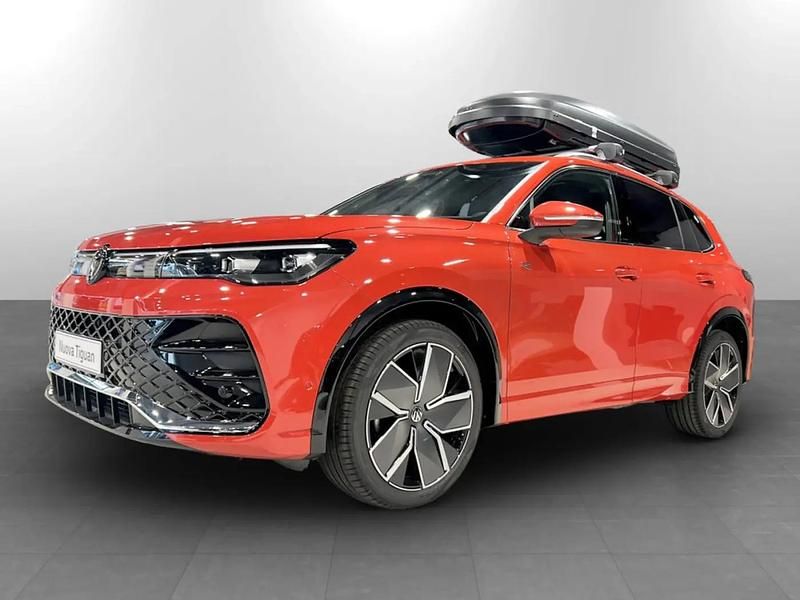 Nuova VW Tiguan R-line Plus 150 CV (110 kW) 2026 Persimmon red metallizzato SUV
