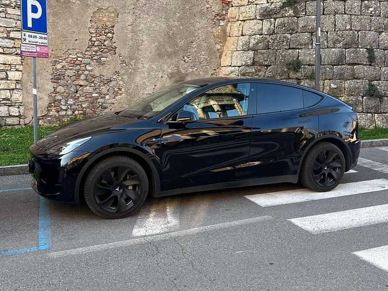 Usata Tesla Model Y RWD 88 kW (120 CV) 2023 Nero SUV