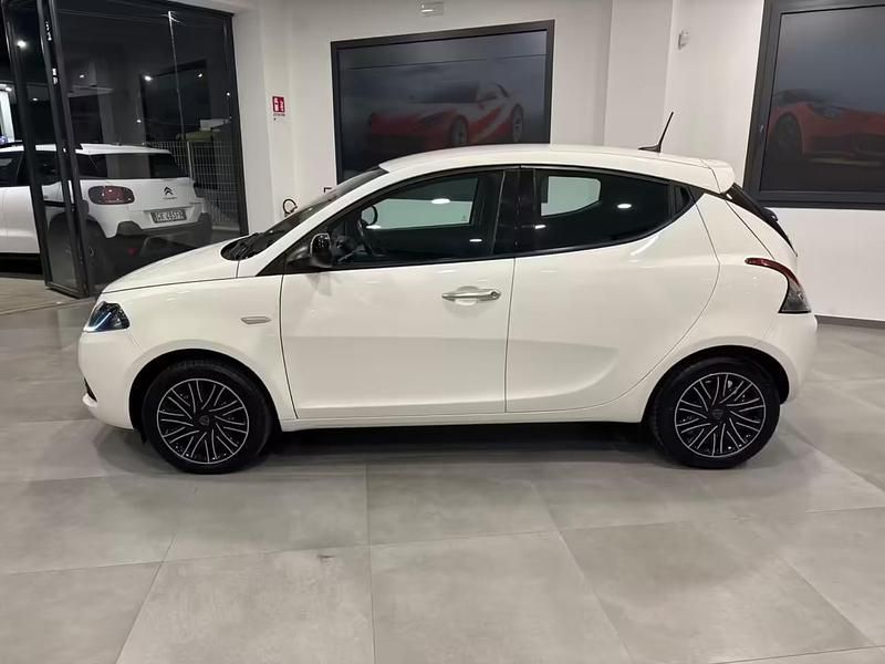 Usata Lancia Ypsilon Gold 69 CV (50 kW) 2022 Bianco Utilitaria