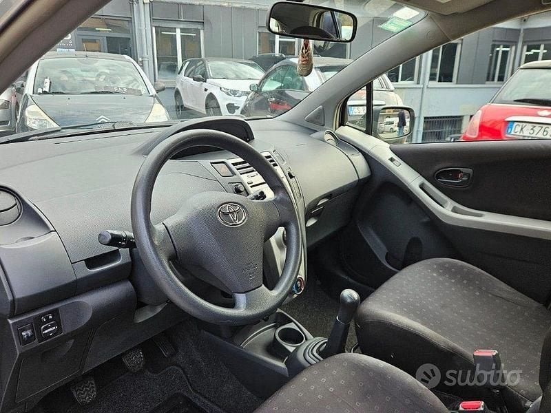 Usata Toyota Yaris 69 CV (50 kW) 2006 Grigio Berlina