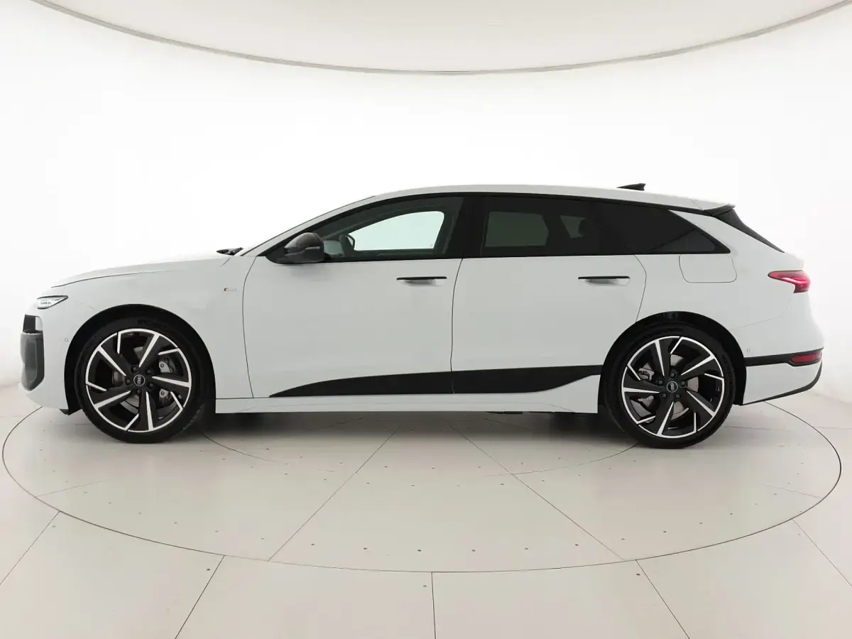 Nuova Audi A6 e-tron S-Line 269 kW (367 CV) 2026 Bianco ghiaccio metallizzato Station wagon