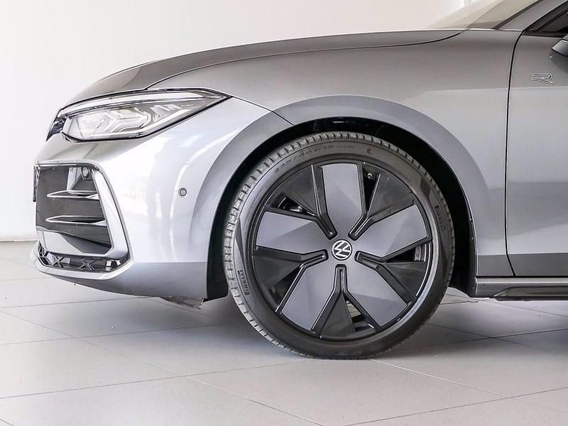 Usata VW Passat R-line 193 CV (141 kW) 2024 Diabase grey metallizzato Station wagon