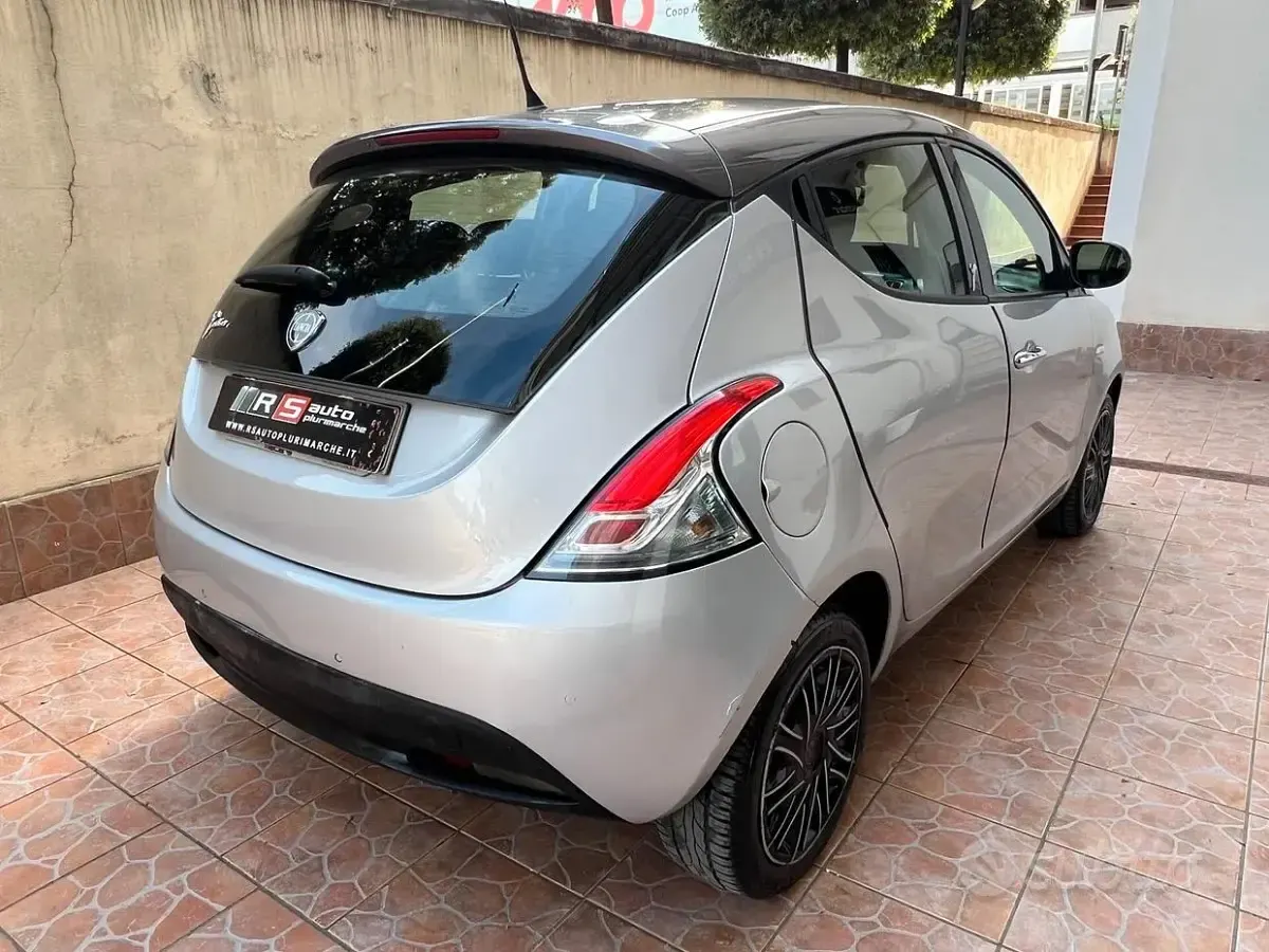 Usata Lancia Ypsilon Gold 95 CV (69 kW) 2012 Grigio Utilitaria