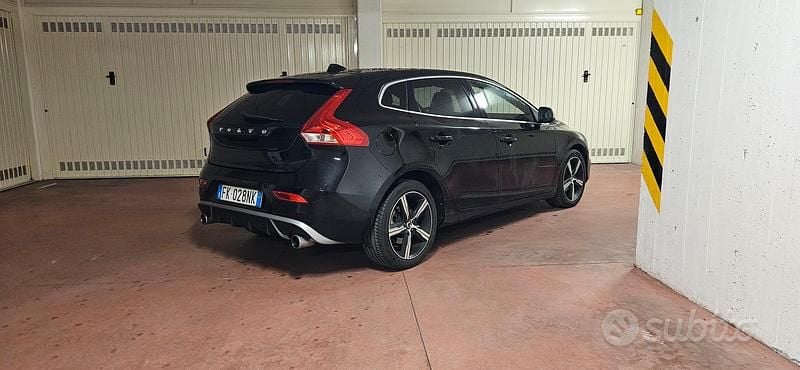 Usata 2017 Volvo V40 R-Design Tre volumi | 11.000 € (Buon prezzo) - Immagine 1/4