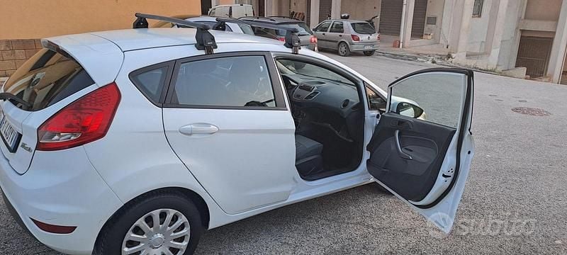 Usata Ford Fiesta 68 CV (50 kW) 2010 Bianco Berlina