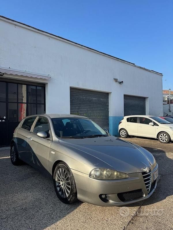 Usata Alfa Romeo 147 Exclusive 149 CV (109 kW) 2006 Grigio Utilitaria