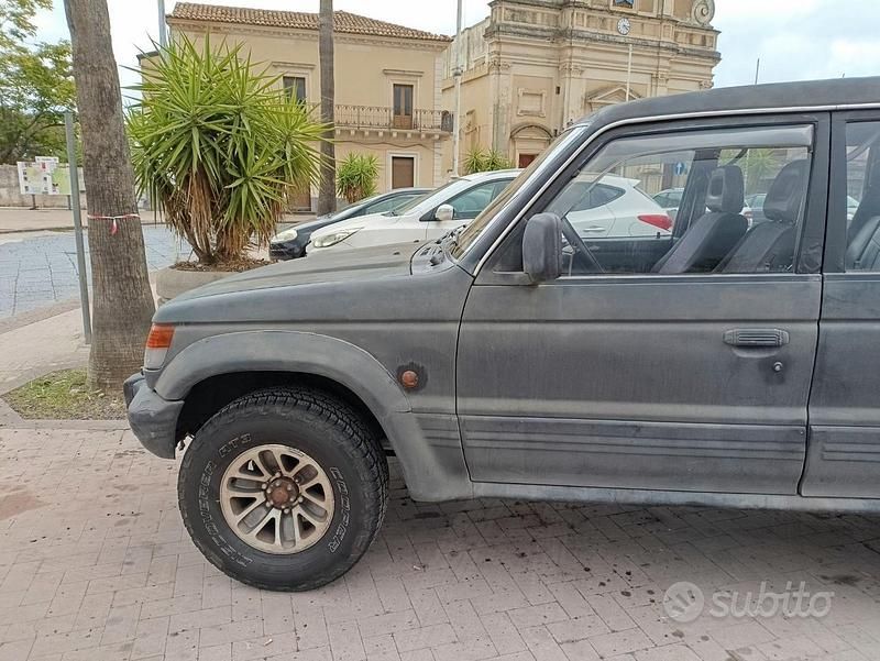 Usata Mitsubishi Pajero 100 CV (73 kW) 1992 Nero SUV