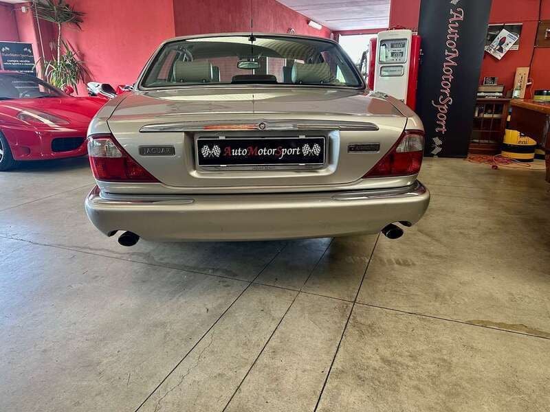 Usata Jaguar XJ8 Executive 284 CV (208 kW) 1998 Argento Berlina