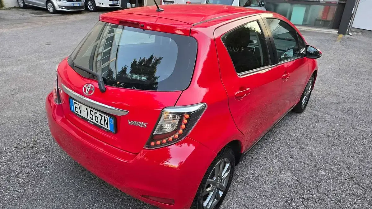 Usata Toyota Yaris Lounge 69 CV (50 kW) 2014 Rosso Utilitaria