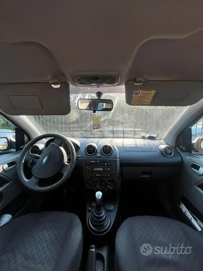 Usado Ford Fiesta 80 HP (58 kW) 2003 Preto Citadino