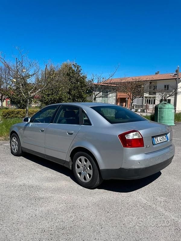 Begagnad Audi A4 131 HK (96 kW) 2003 Grå Sedan