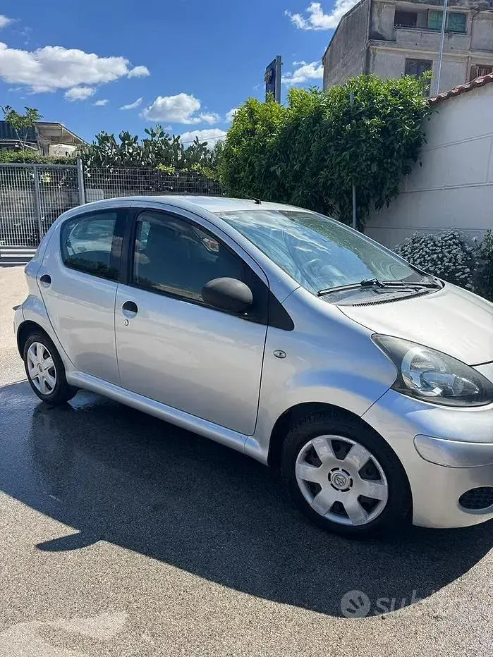 Usata Toyota Aygo 68 CV (50 kW) 2010 Grigio Utilitaria