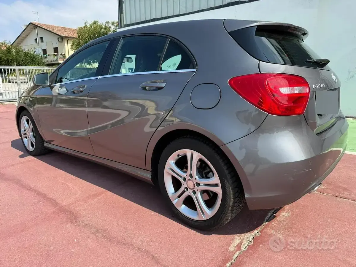 Usata Mercedes A200 Executive 136 CV (100 kW) 2014 Grigio Utilitaria
