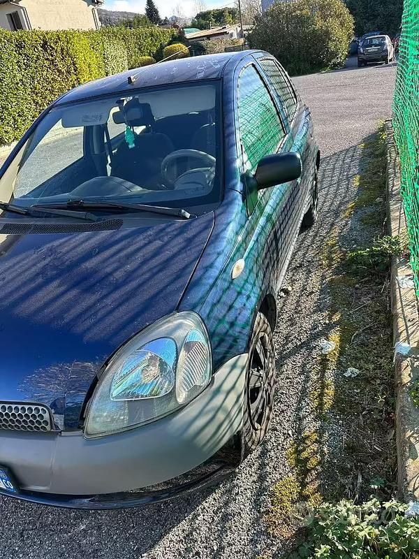 Usata Toyota Yaris 68 CV (50 kW) 2002 Blu Berlina