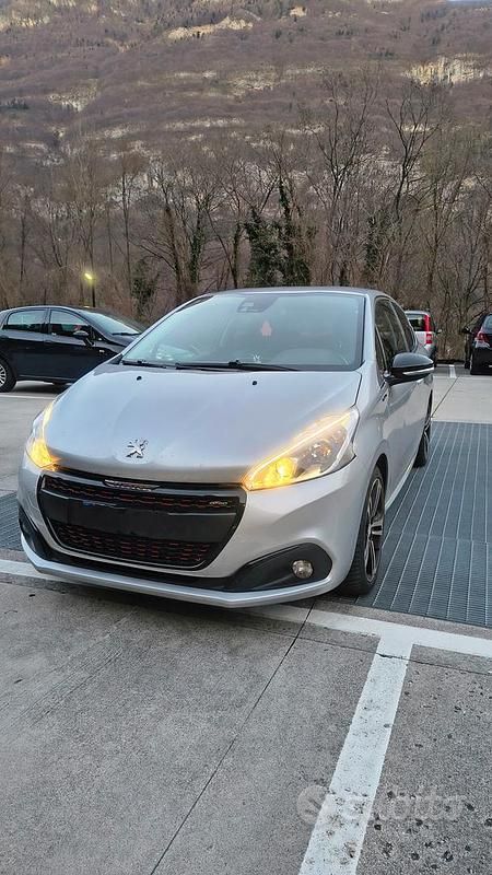 Usata 2017 Peugeot 208 GT-line Due volumi | 10.600 € (Buon prezzo) - Immagine 1/4