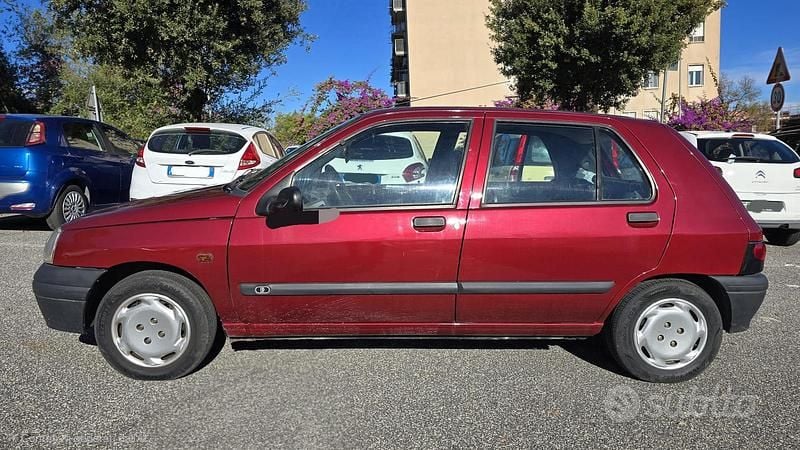 Usata Renault Clio 58 CV (42 kW) 1997 Rosso Utilitaria