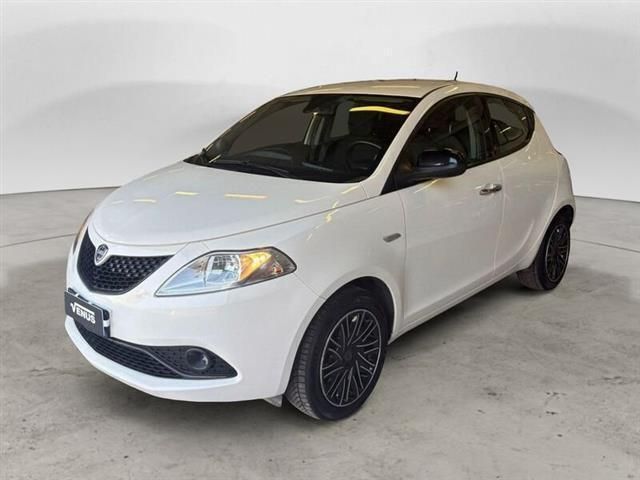 Usata Lancia Ypsilon Silver 71 CV (52 kW) 2021 Bianco Utilitaria