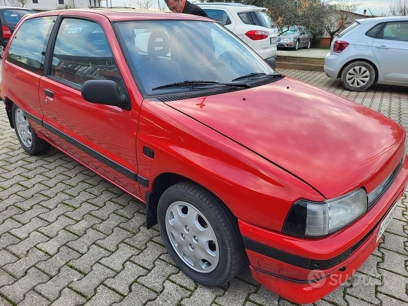 Usata Daihatsu Charade 101 CV (74 kW) 1993 Rosso Utilitaria