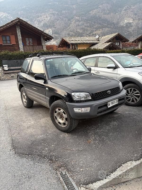 Usata Toyota RAV4 136 CV (100 kW) 1998 Nero Utilitaria