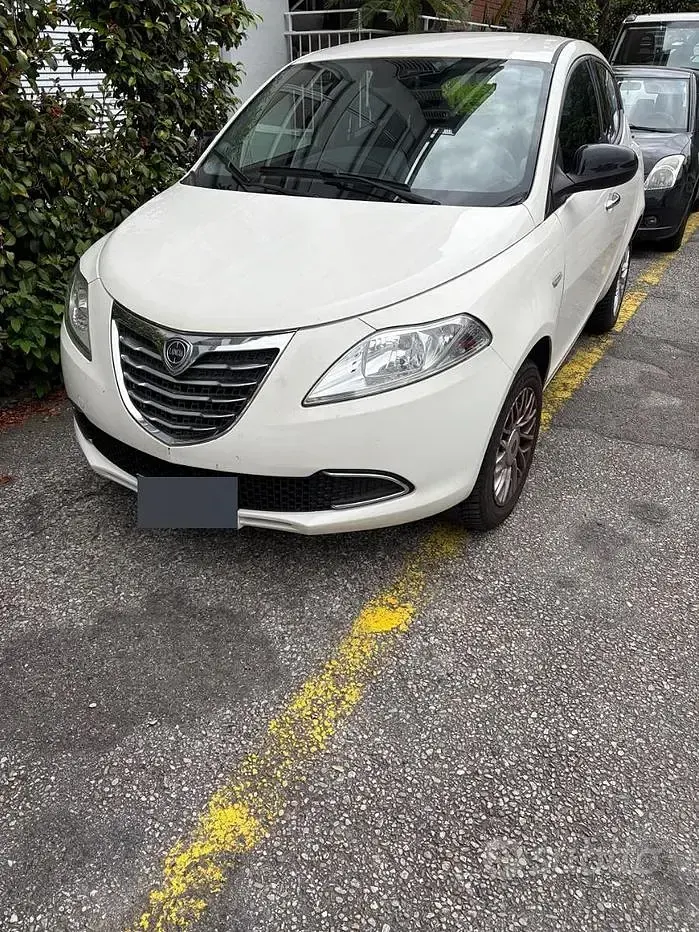 Usado Lancia Ypsilon 85 HP (62 kW) 2015 Branco Citadino