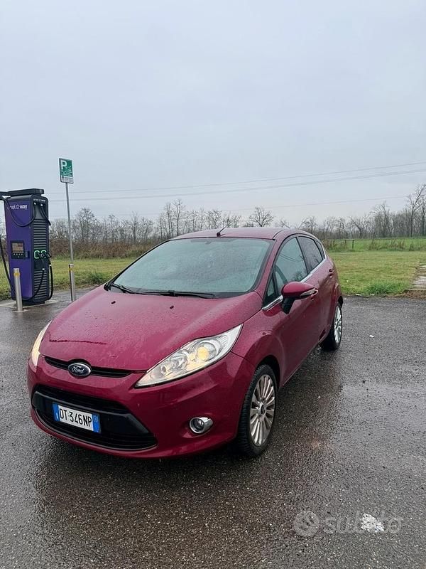 Usata Ford Fiesta Titanium 82 CV (60 kW) 2009 Rosso Utilitaria
