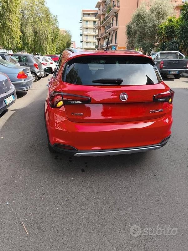 Usata Fiat Tipo Cross 101 CV (74 kW) 2023 Rosso Berlina