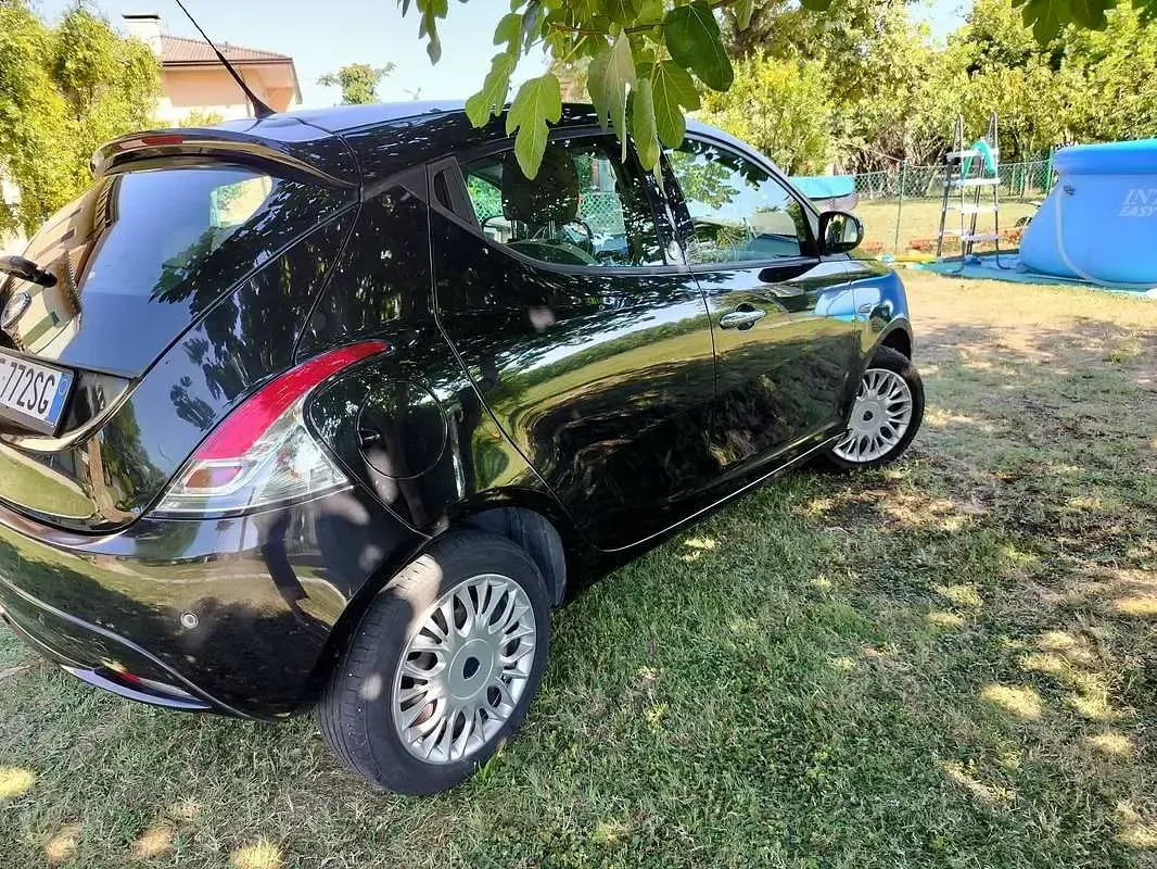 Usata Lancia Ypsilon Silver 69 CV (50 kW) 2016 Nero Utilitaria