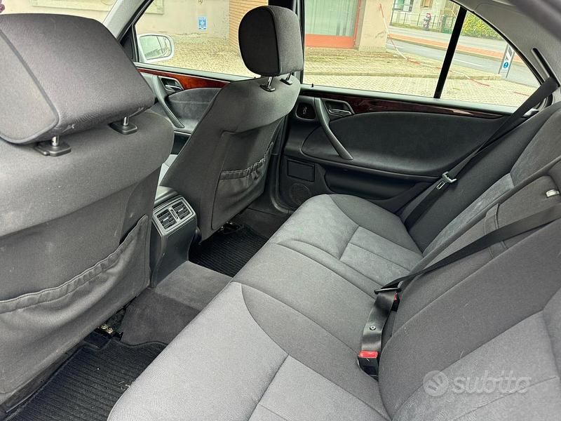 Usata Mercedes E200 Elegance 186 CV (136 kW) 2001 Argento Berlina