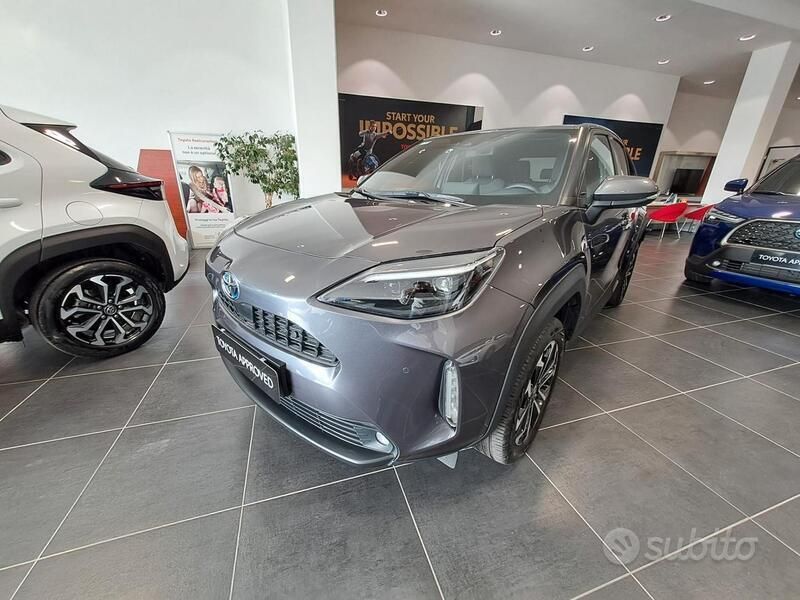 Usata Toyota Yaris Hybrid Trend 92 CV (67 kW) 2021 Grigio Monovolume