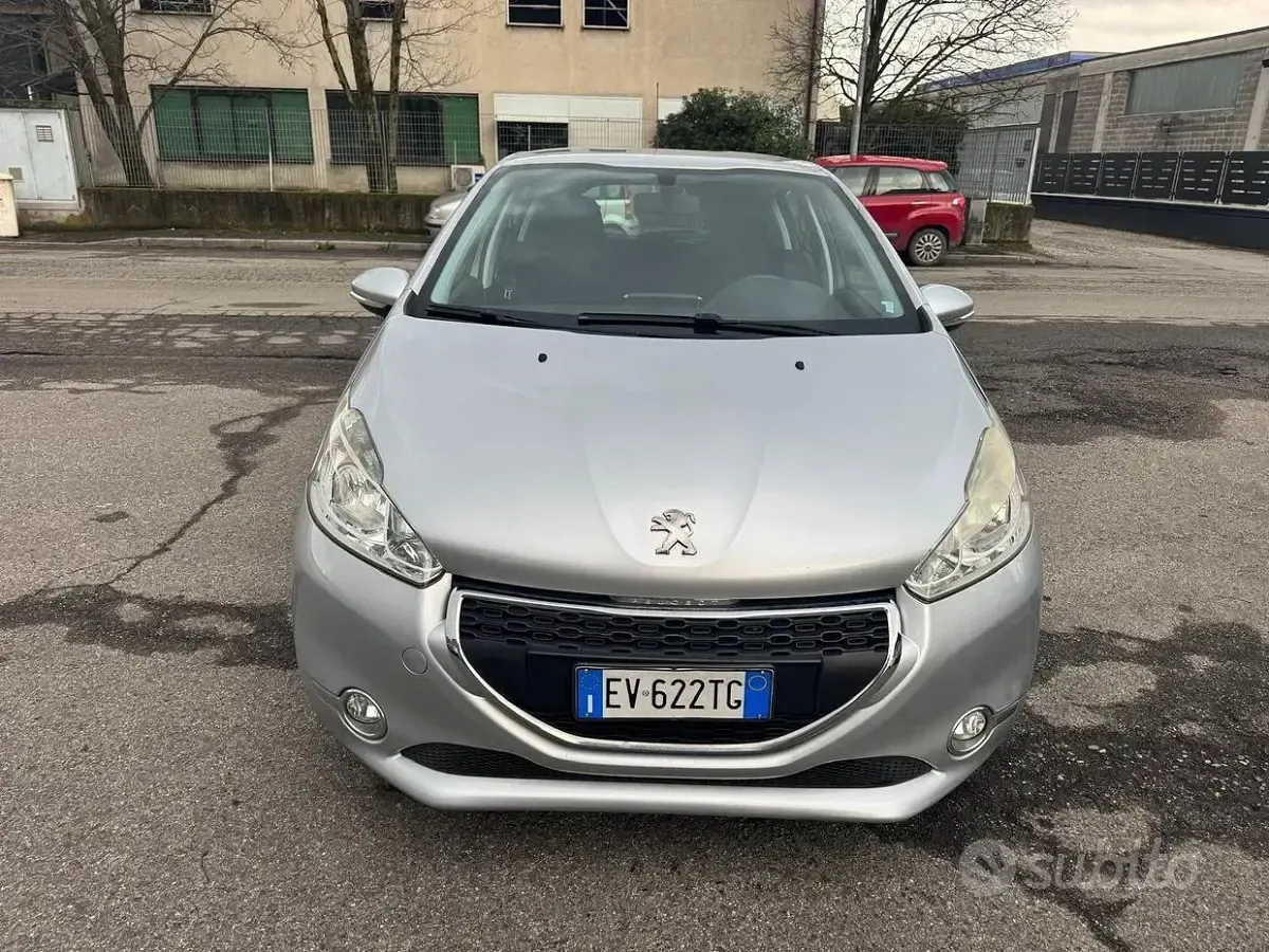 Usata Peugeot 208 95 CV (69 kW) 2014 Grigio Utilitaria