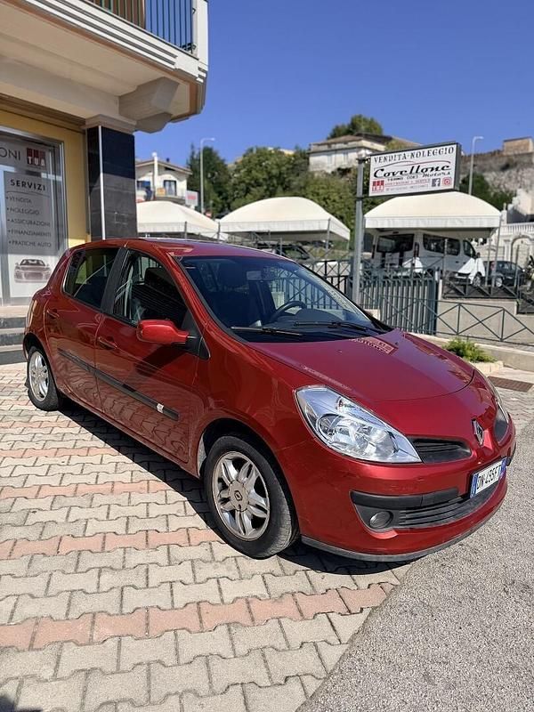 Nero Usata 2008 Renault Clio II Tre volumi | 2550 € (Buon prezzo) - Immagine 1/4