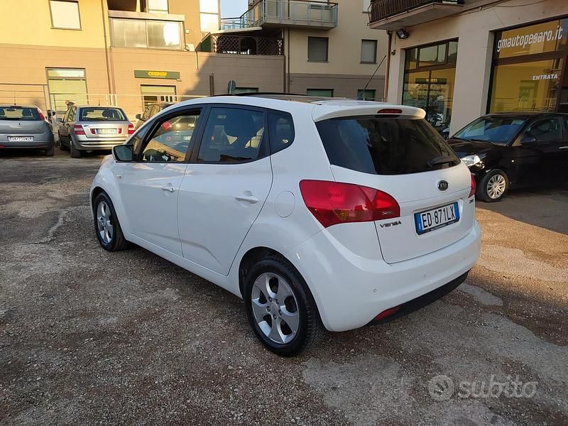 Usata Kia Venga 90 CV (66 kW) 2010 Bianco Utilitaria
