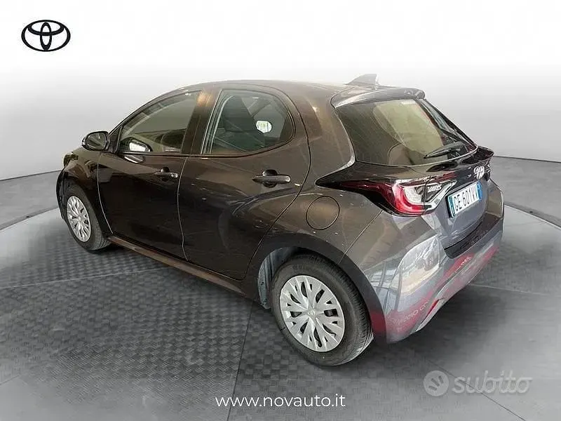 Usata Toyota Yaris Active 72 CV (52 kW) 2021 Grigio Berlina